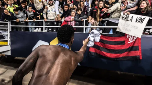 MARROCOS – RABAT – 11/02/2023 – MUNDIAL DE CLUBES 2023, REAL MADRI X ALHILAL – Vinicius Junior jogador do Real Madri entrega camisa para torcedores do Flamengo apos partida contra o Al Hilal no estadio Principe Moulay Abdellah pela decisao do campeonato Mundial De Clubes 2023. Foto: Pedro Martins/AGIF
