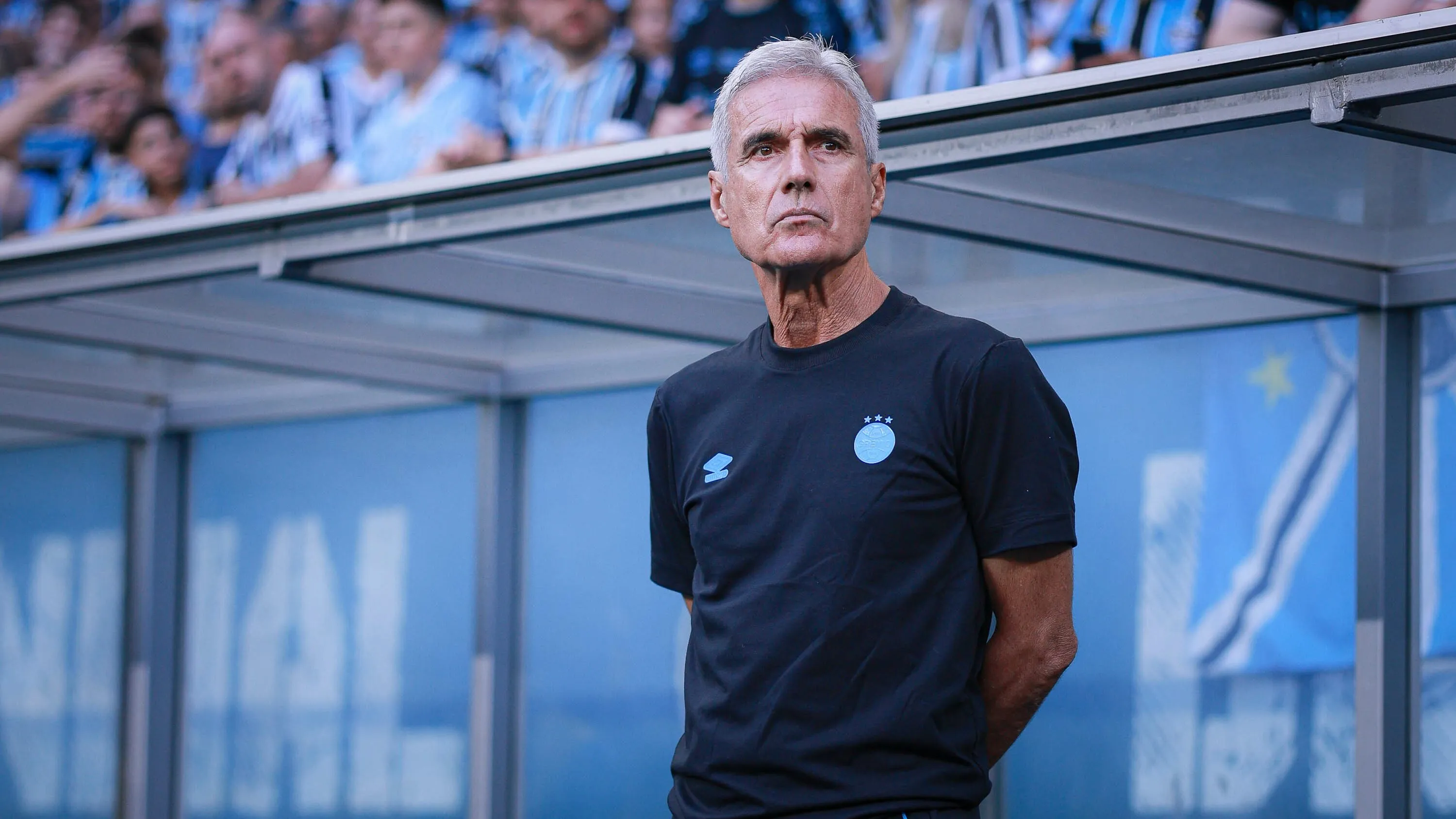 Luís Castro quer um lateral que chegue pronto para jogar –  Foto: Maxi Franzoi/AGIF