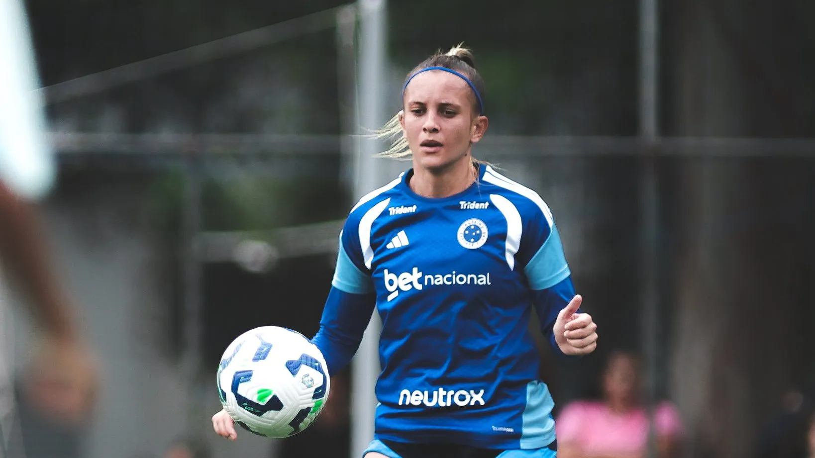 Jogadora do Cruzeiro em treinamento no CT da Raposa