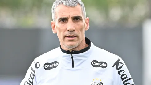 Juan Pablo Vojvoda no comando técnico do Santos – Foto: Jota Erre/AGIF
