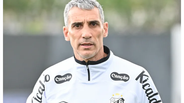 Juan Pablo Vojvoda no comando técnico do Santos - Foto: Jota Erre/AGIF