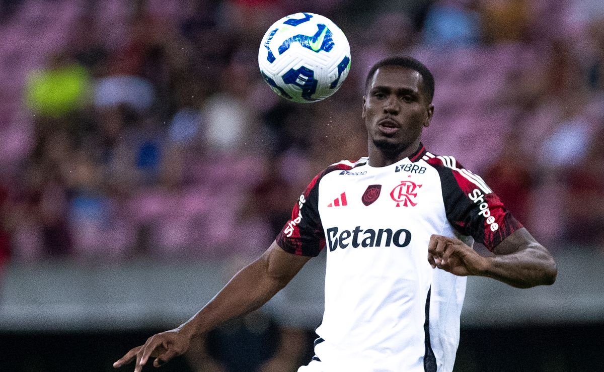 Flamengo banca Evertton Araújo, Filipe Luís dá aval e volante ganha moral para sequência da temporada