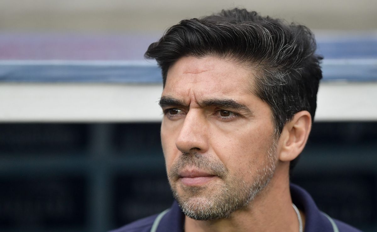 Escalação do Palmeiras: Abel monta o Verdão com três meias e Vitor Roque e Flaco no ataque