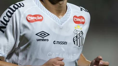 Miguelito jogador do Santos durante partida contra o Chapecoense no estadio Arena Conda pelo campeonato Brasileiro A 2026. Foto: Liamara Polli/AGIF