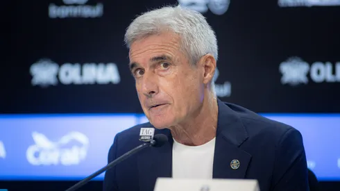 Luís Castro em coletiva do Imortal