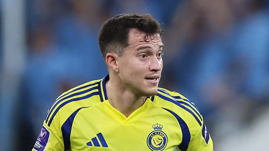 Otávio, meio-campista do Al-Qadsiah