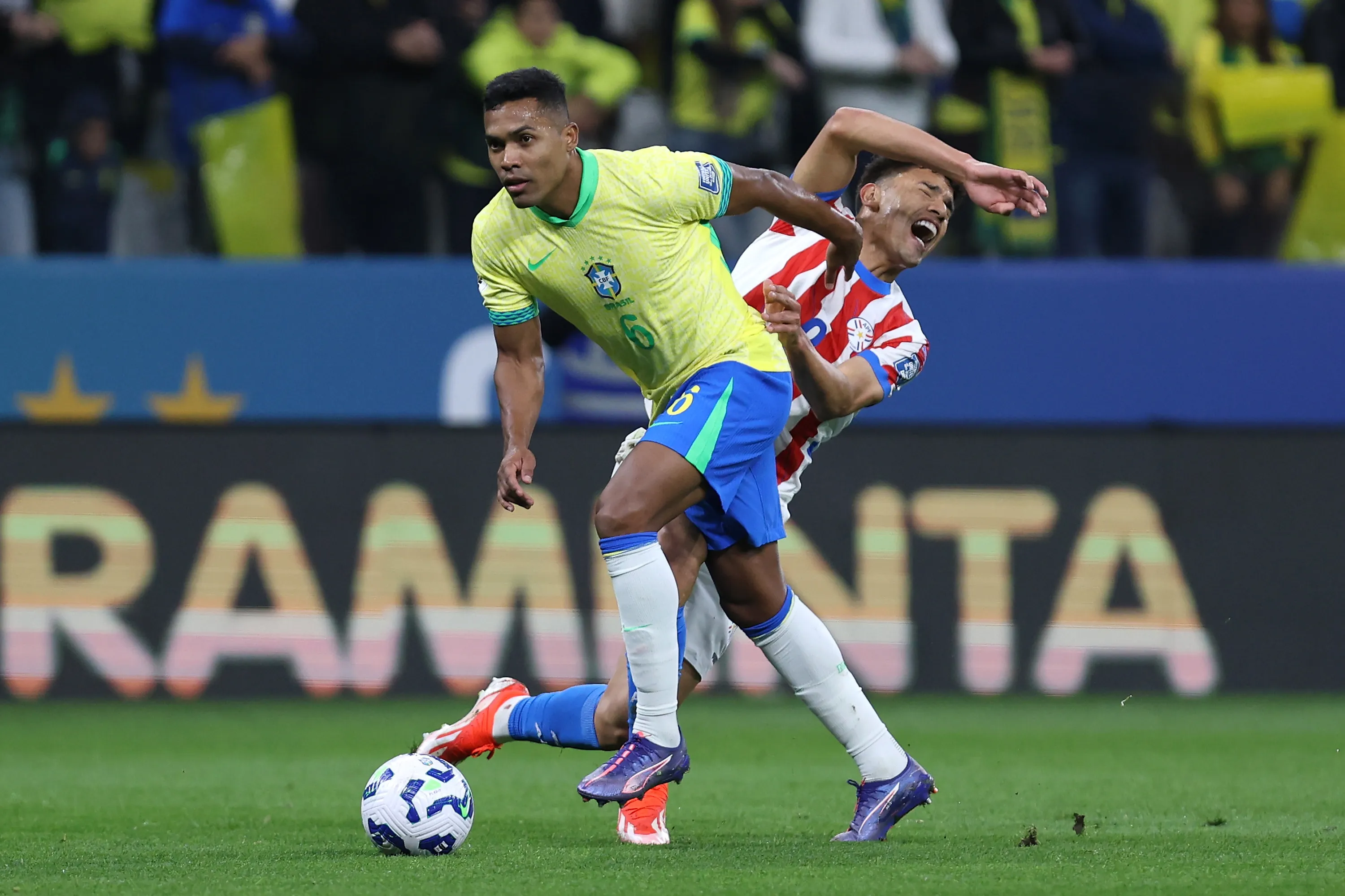 Alex Sandro do Brasil atuando contra o Paraguiai. (Photo by Ricardo Moreira/Getty Images)