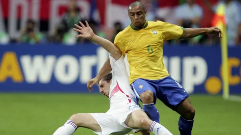 Roberto Carlos atuando pela Seleção Brasileira. (Photo by Mike Hewitt/Getty Images)