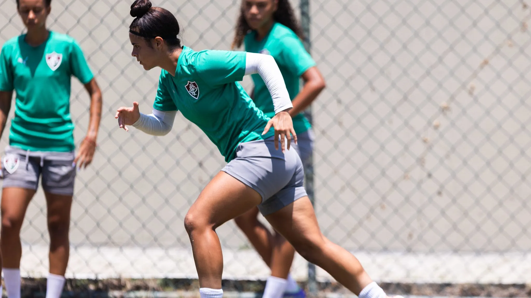 Jogadora do time feminino do Fluminense em treino no CT das Laranjeiras