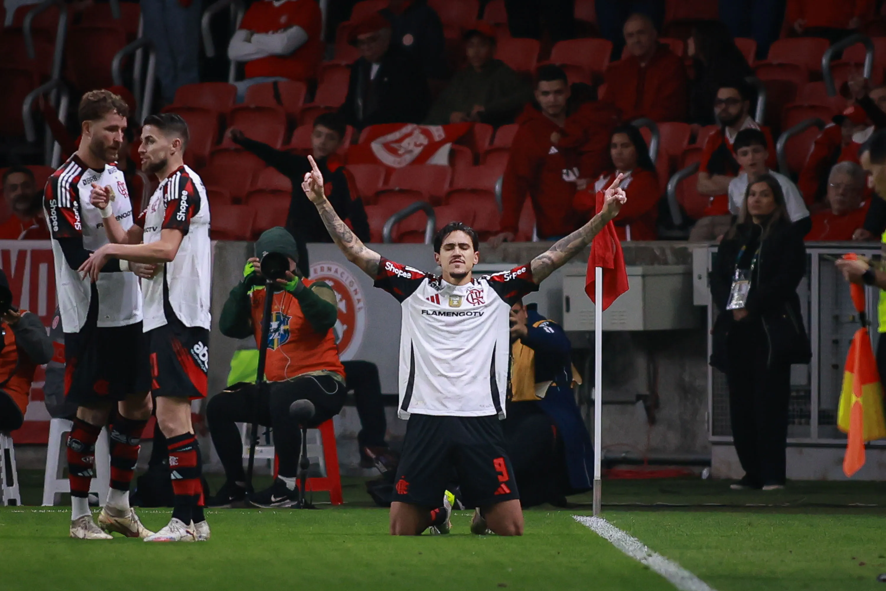 Pedro jogador do Flamengo comemora seu gol durante partida contra o Internacional no estadio Beira-Rio pelo campeonato Brasileiro A 2025. Foto: Maxi Franzoi/AGIF