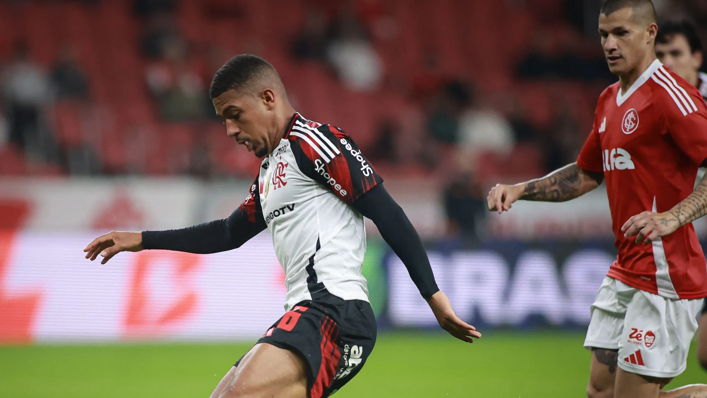 Samuel Lino jogador do Flamengo durante partida contra o Internacional. Foto: Maxi Franzoi/AGIF
