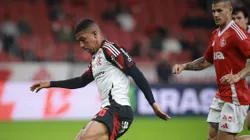 Samuel Lino jogador do Flamengo durante partida contra o Internacional. Foto: Maxi Franzoi/AGIF