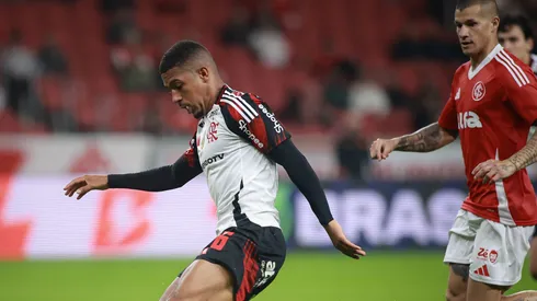 Samuel Lino jogador do Flamengo durante partida contra o Internacional. Foto: Maxi Franzoi/AGIF