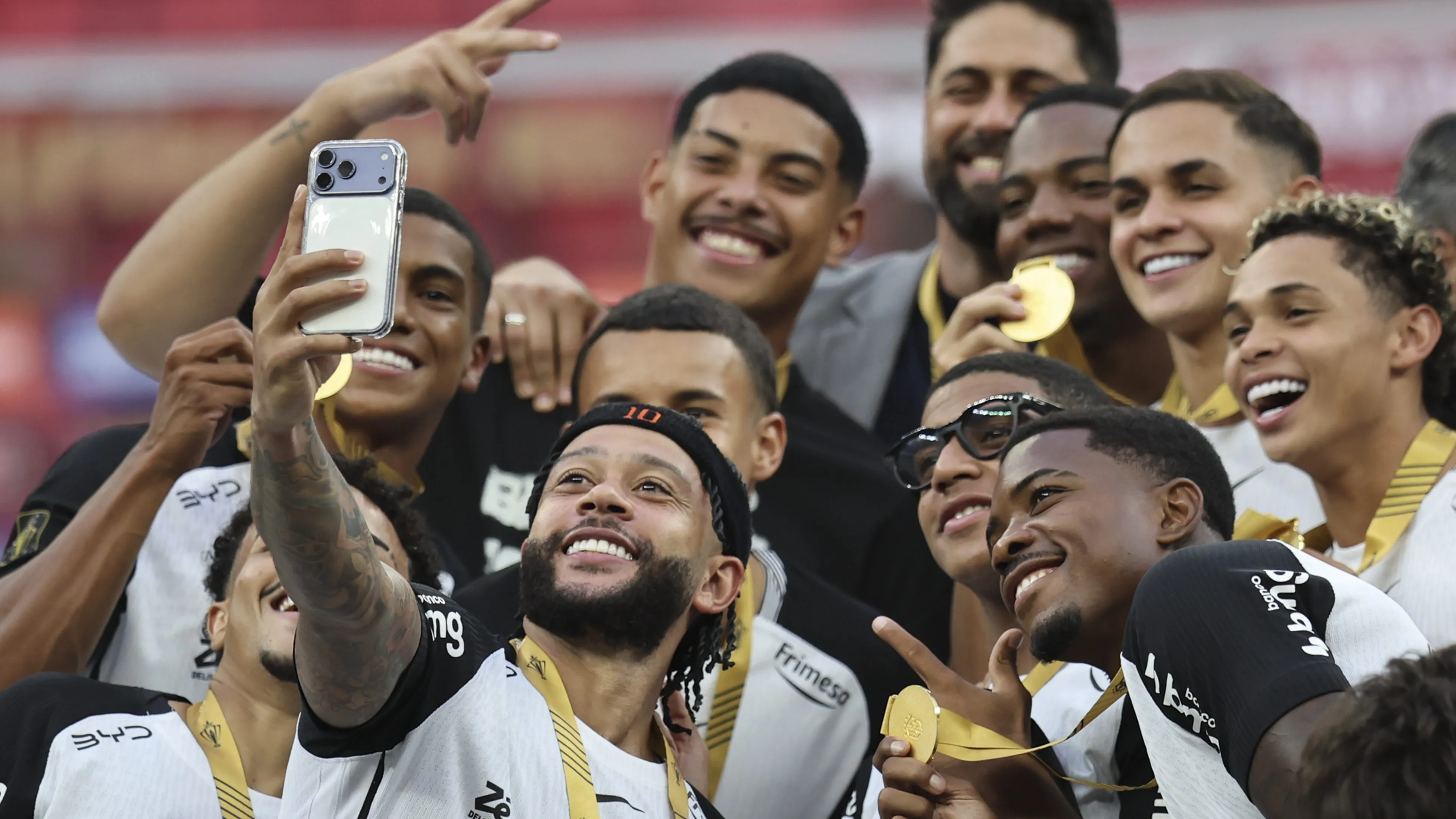 DF – BRASILIA – 01/02/2026 – SUPER COPA DO REI 2026, FLAMENGO X CORINTHIANS –  Memphis Depay do Corinthians comemora titulo de campeao apos partida contra o Flamengo no estadio Mane Garrincha pela decisao do campeonato Super Copa Do Rei 2026. Foto: Mateus Bonomi/AGIF