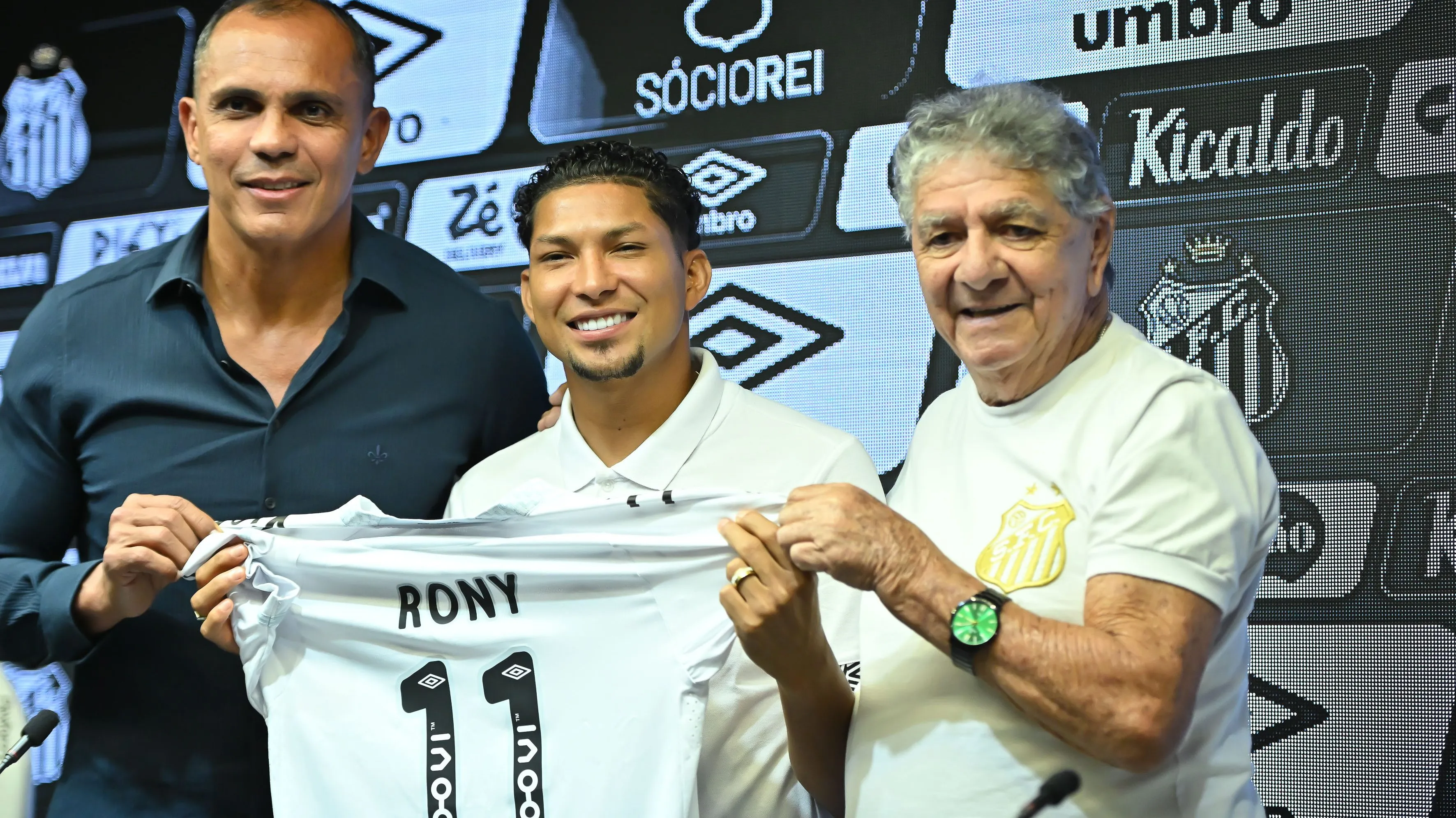 Rony ao lado de Giovani e Manoel Maria durante sua apresentacao oficial como jogador do Santos FC em coletiva de imprensa realizada no Vila Belmiro.  Foto: Jota Erre/AGIF