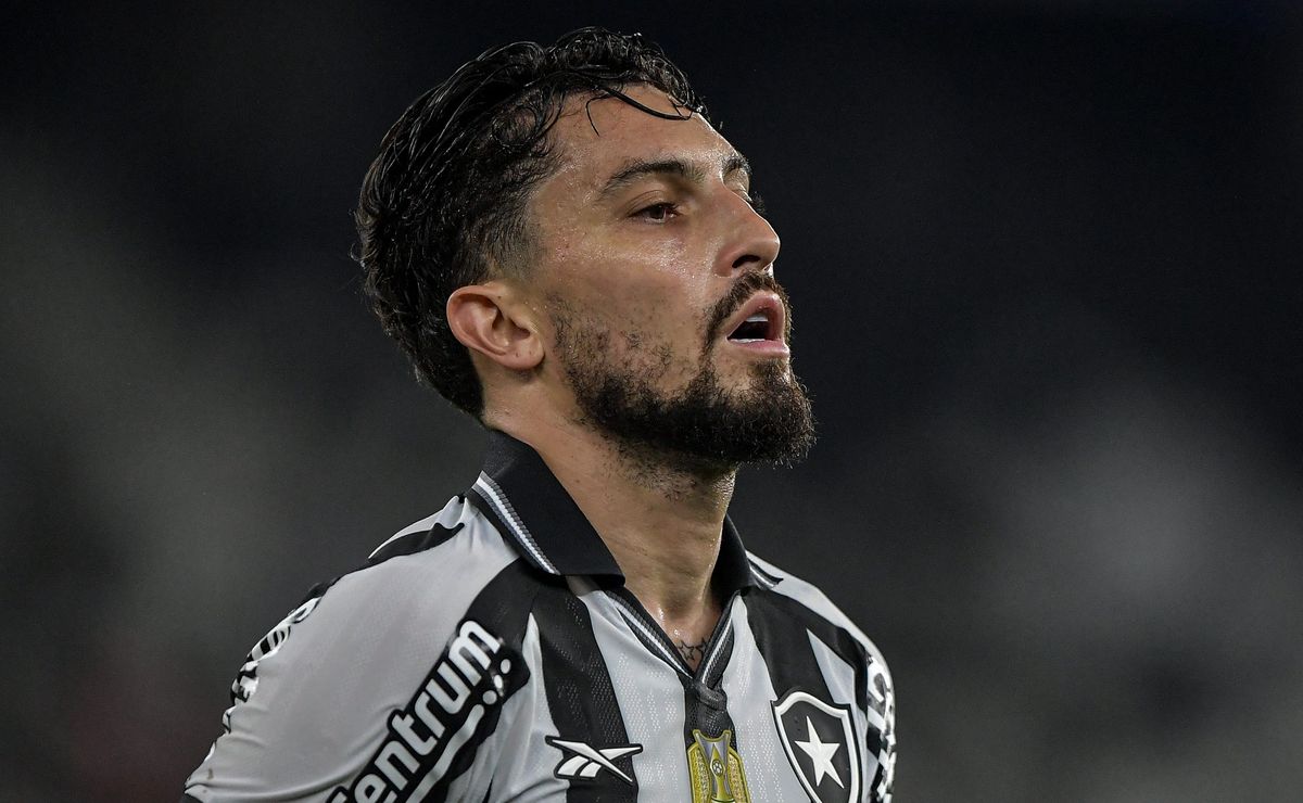 Alex Telles projeta confronto entre Botafogo e Grêmio pelo Brasileirão: “Vai ser um jogo muito difícil”