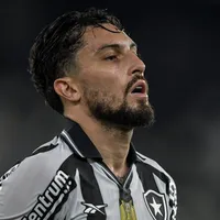 Alex Telles projeta confronto entre Botafogo e Grêmio pelo Brasileirão