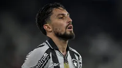 Alex Telles jogador do Botafogo durante partida contra o Palmeiras no estadio Engenhao pelo campeonato Brasileiro A 2025.
