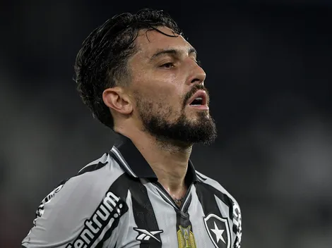 Alex Telles projeta confronto entre Botafogo e Grêmio pelo Brasileirão