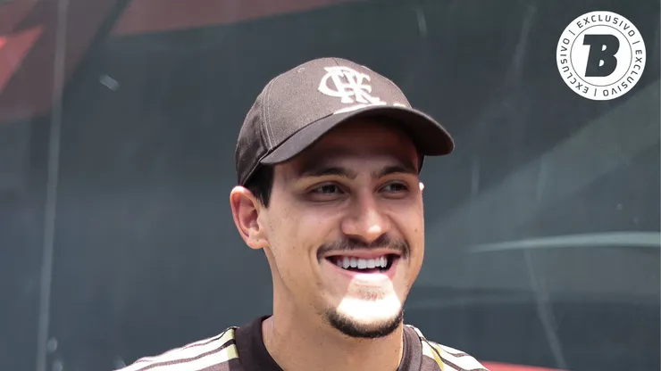 Pedro jogador do Flamengo durante viagem com a delegação Rubro-Negra