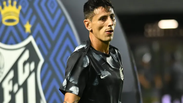 SP - SANTOS - 15/10/2025 - BRASILEIRO A 2025, SANTOS X CORINTHIANS - Angileri jogador do Corinthians durante aquecimento antes da partida contra o Santos no estadio Vila Belmiro pelo campeonato Brasileiro A 2025. Foto: Jota Erre/AGIF