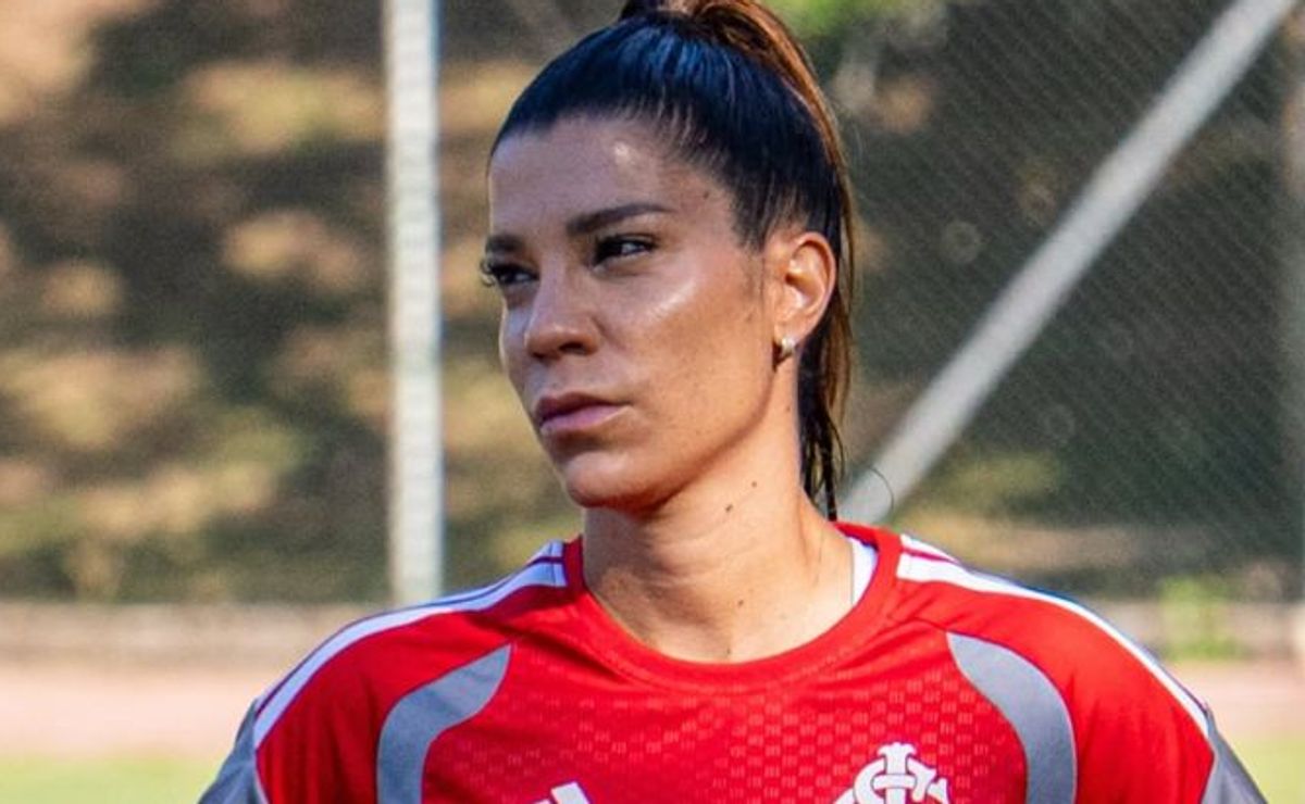 Internacional oficializa a contratação da lateral-direita Paulinha, campeã da Libertadores pelo Corinthians