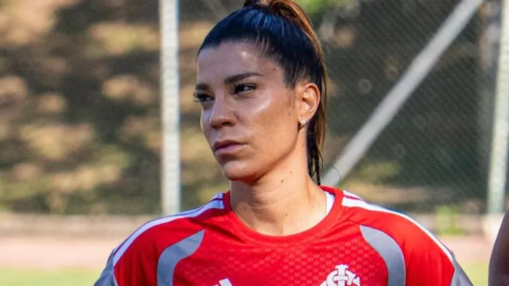 Paulinha em treino com o grupo colorado - Foto: Lara Vantzen/Internacional