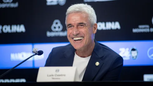 RS – PORTO ALEGRE – 22/12/2025 – GREMIO, APRESENTACAO DE LUIS CASTRO – Luis Castro fala aos jornalista durante sua apresentacao oficial como tecnico do Gremio em coletiva de imprensa realizada no Arena do Gremio. Foto: Maxi Franzoi/AGIF