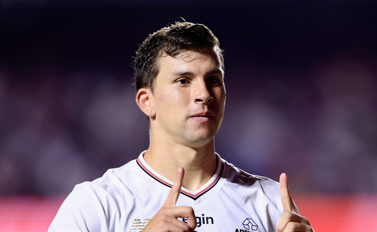 Gonzalo Tapia supera expectativas e marca mais de 50% dos seus gols em clássicos pelo São Paulo