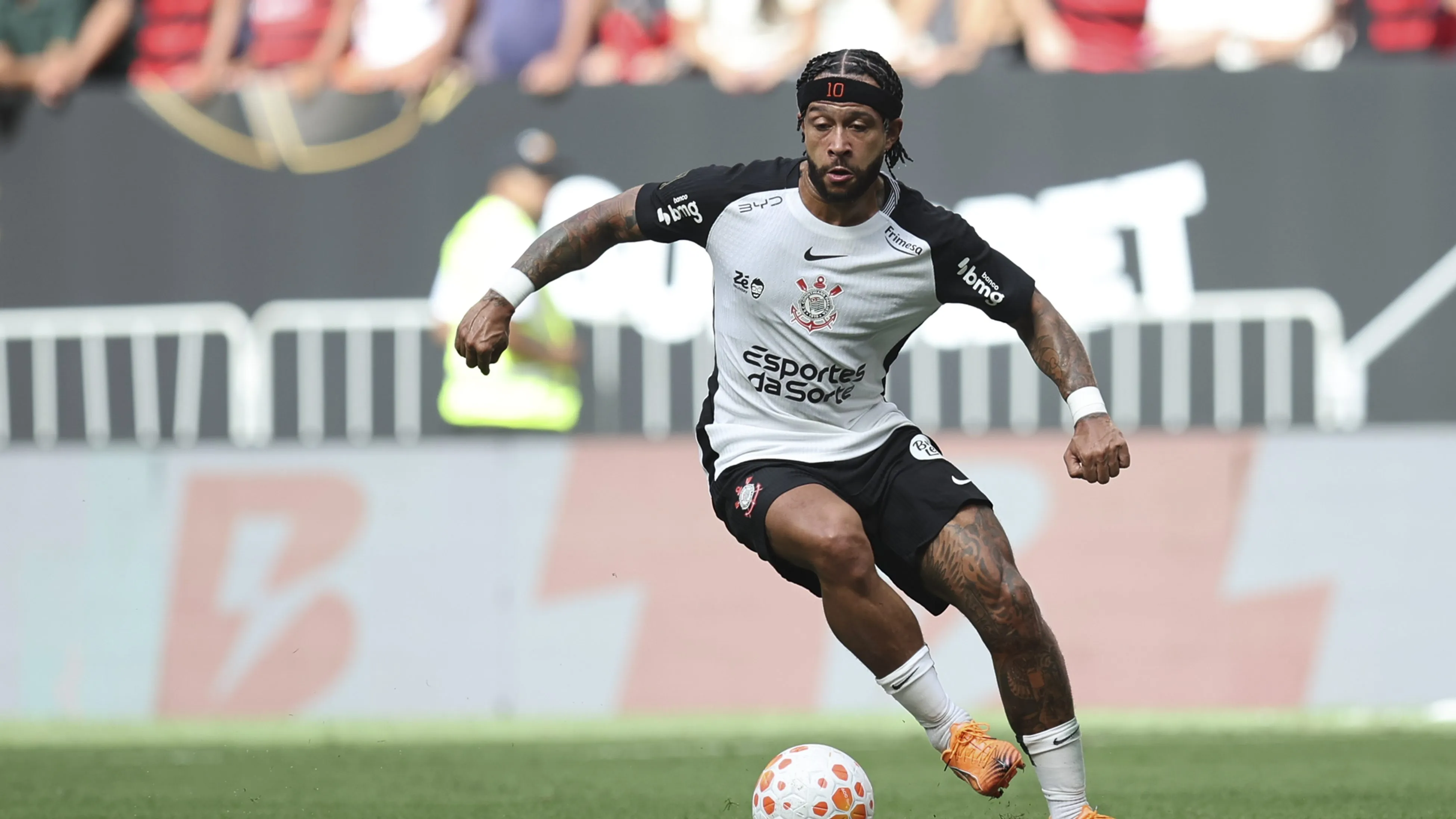DF – BRASILIA – 01/02/2026 – SUPER COPA DO REI 2026, FLAMENGO X CORINTHIANS – Memphis Depay jogador do Corinthians durante partida contra o Flamengo no estadio Mane Garrincha pelo campeonato Super Copa Do Rei 2026. Foto: Mateus Bonomi/AGIF