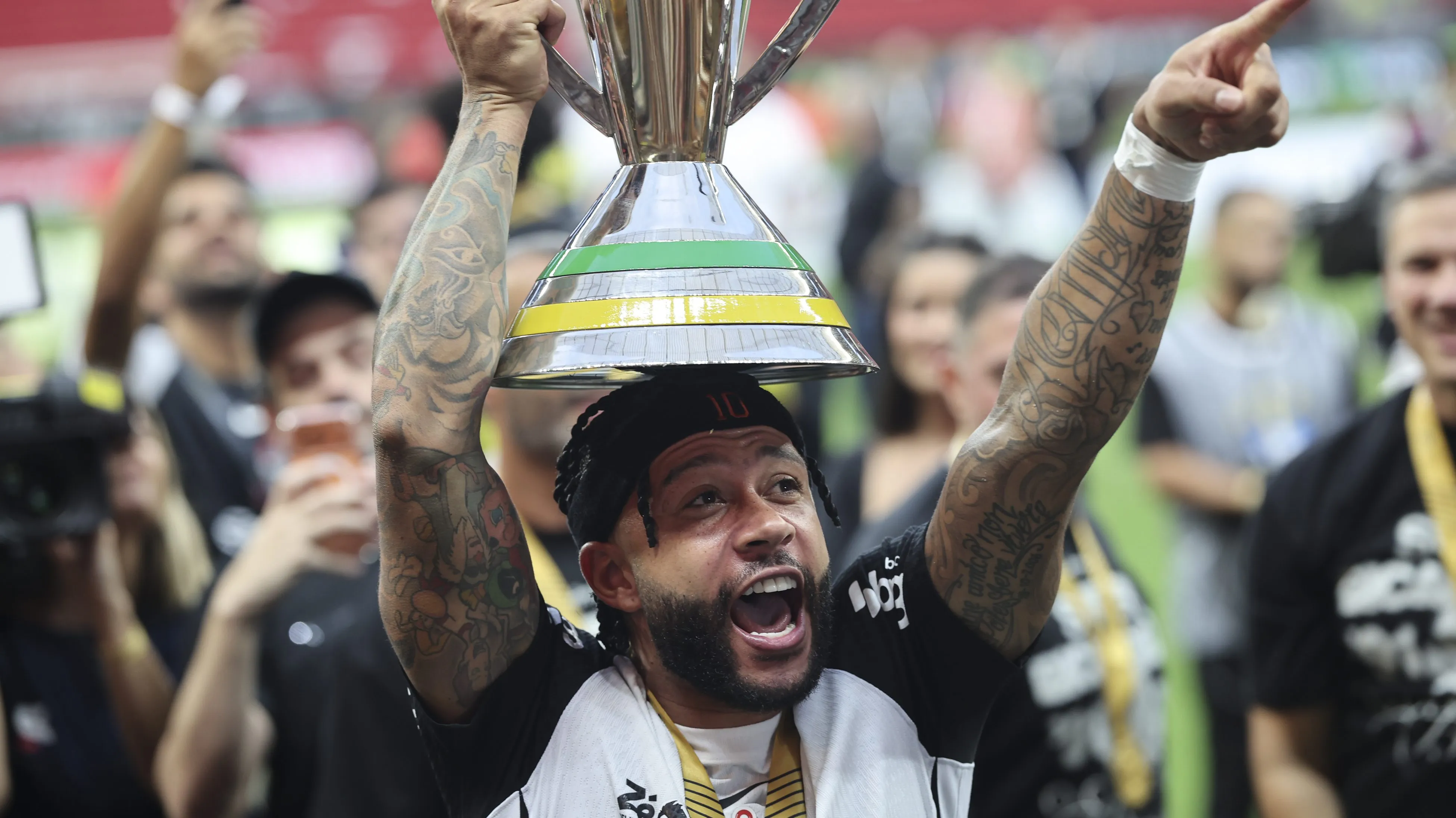 DF – BRASILIA – 01/02/2026 – SUPER COPA DO REI 2026, FLAMENGO X CORINTHIANS –  Memphis Depay do Corinthians comemora titulo de campeao apos partida contra o Flamengo no estadio Mane Garrincha pela decisao do campeonato Super Copa Do Rei 2026. Foto: Mateus Bonomi/AGIF