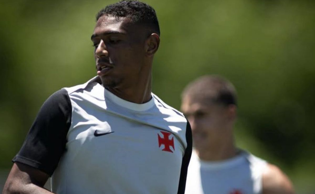 Vasco negocia empréstimo de Lyncon para o CRB; barca de saídas pode chegar a 13 jogadores