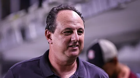 Rogério comemorando triunfo na rodada inicial