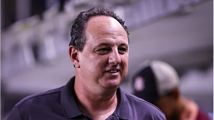 Rogério comemorando triunfo na rodada inicial