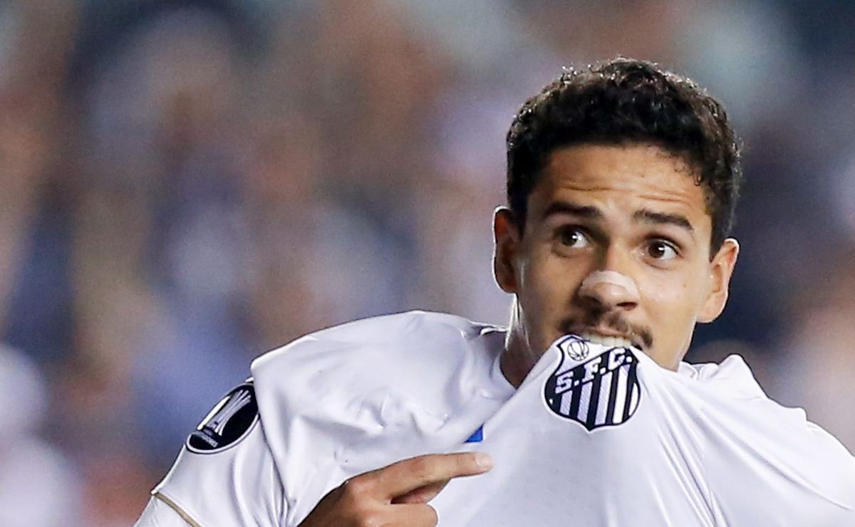 Santos tenta Lucas Veríssimo, mas zagueiro decide seguir no Catar e só volta ao Brasil em 2027