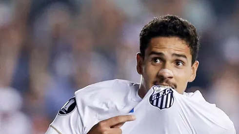 Lucas Veríssimo em campo com a camisa do Peixe.