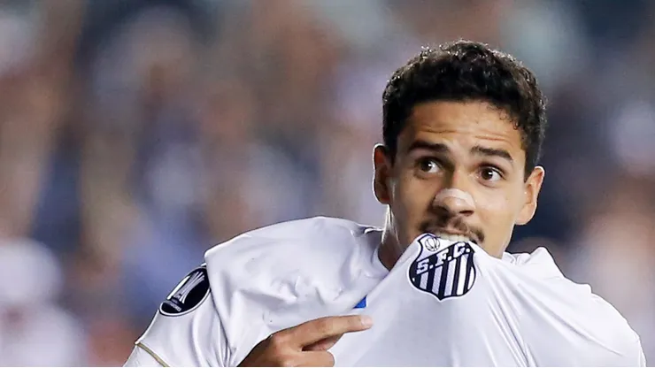 Lucas Veríssimo em campo com a camisa do Peixe.