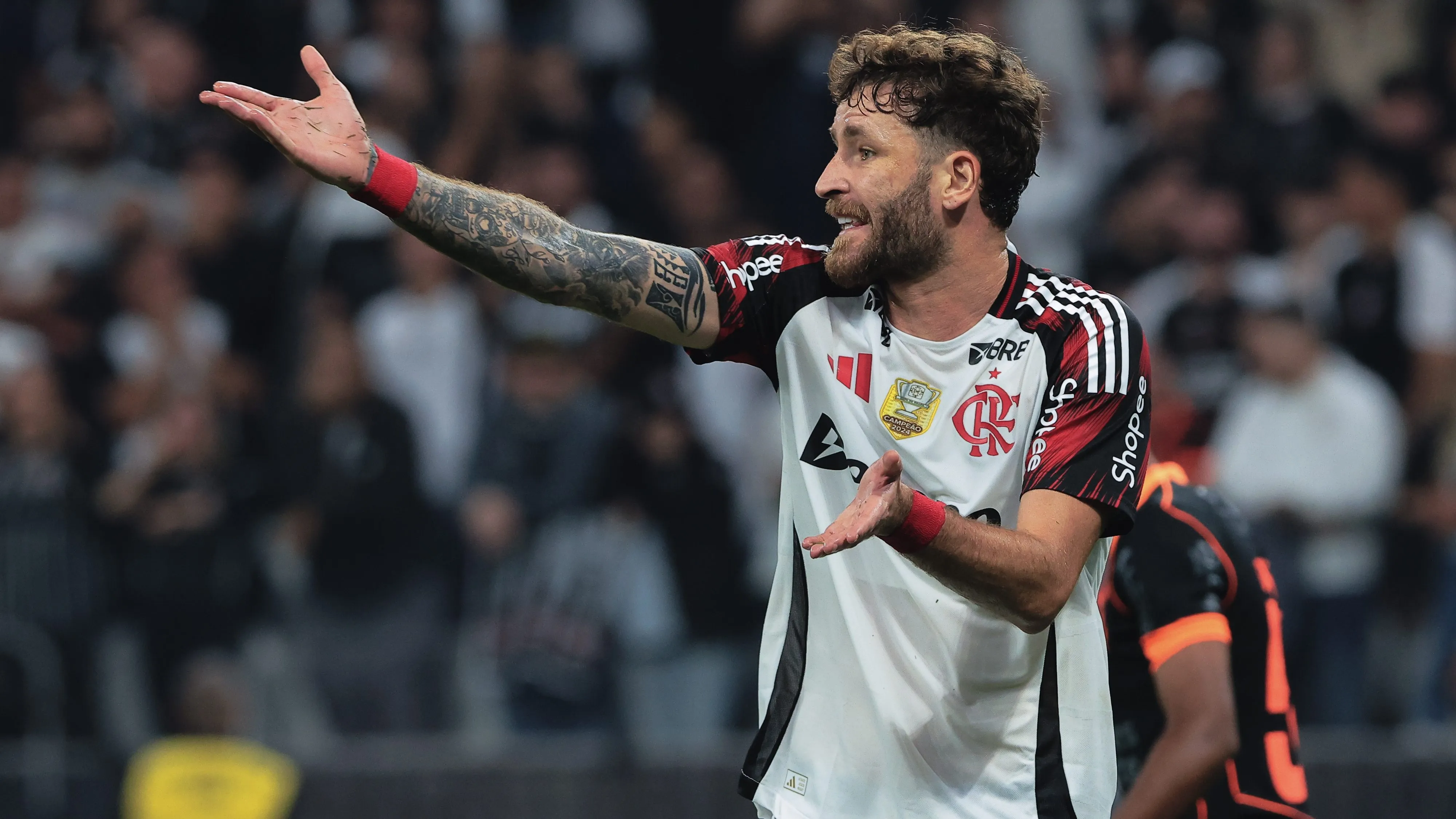 Léo Pereira em ação pelo Flamengo – Foto: Ettore Chiereguini/AGIF