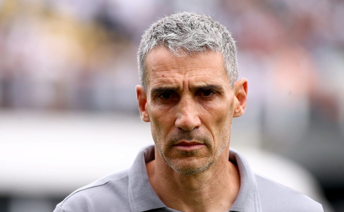 Vojvoda sabe do risco de demissão no Santos e faz reunião com os jogadores antes do clássico