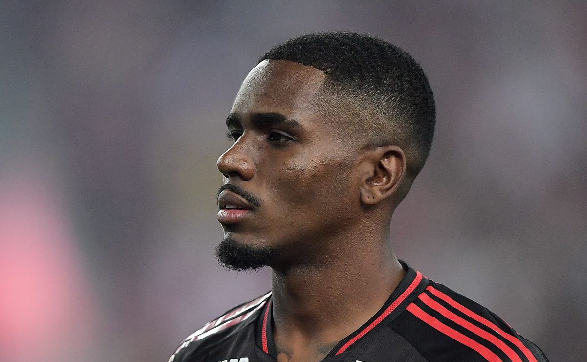 West Ham manifesta interesse em Evertton Araújo e Flamengo descarta saída do meio-campista