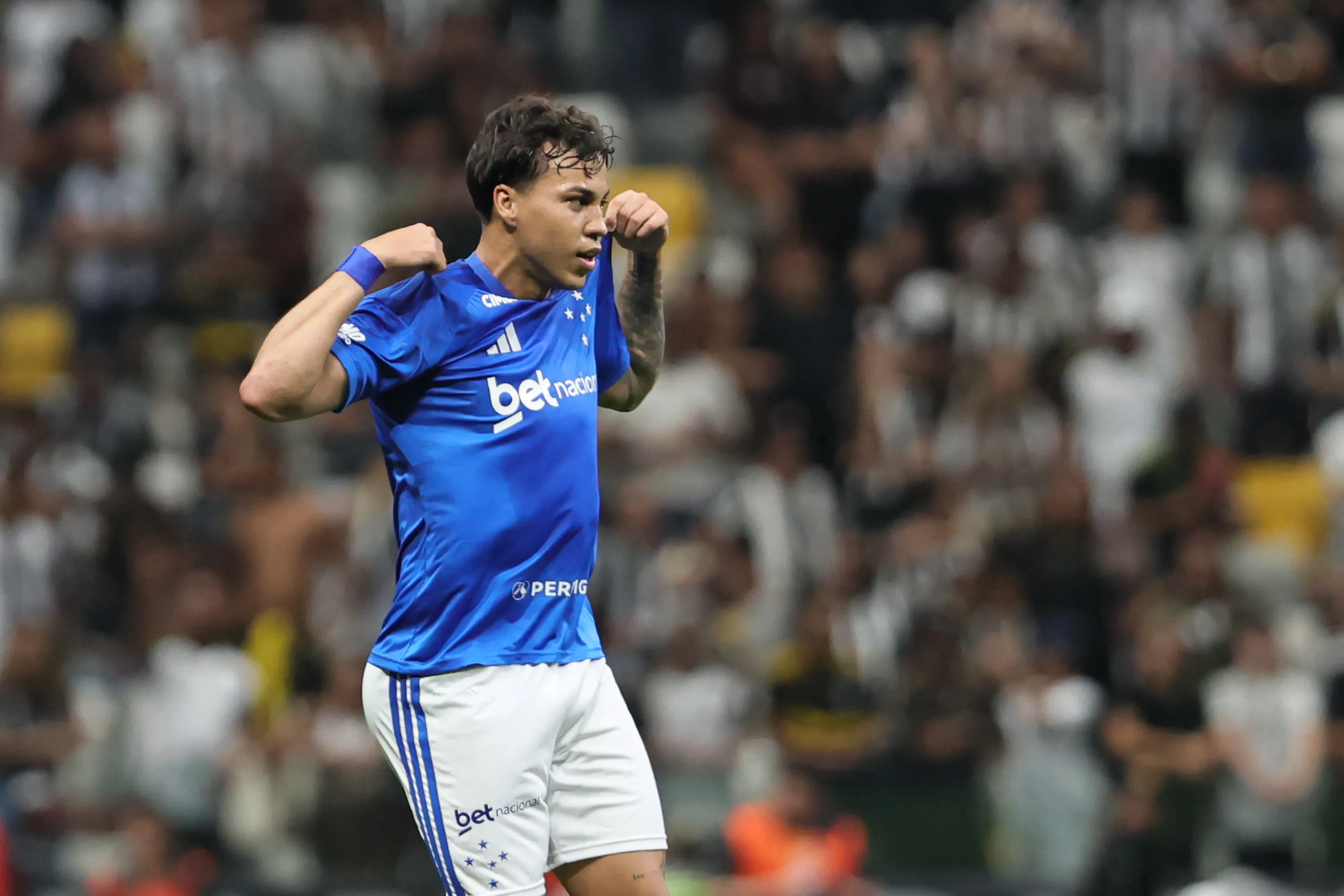 MG – BELO HORIZONTE – 25/01/2026 – MINEIRO 2026, ATLETICO X CRUZEIRO – Kaio Jorge jogador do Cruzeiro comemora seu gol durante partida contra o Atletico no estadio Arena MRV pelo campeonato Mineiro 2026.  Foto: Gilson Lobo/AGIF
