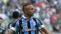 Everton Cebolinha com a camisa gremista