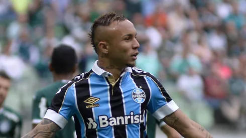 Everton Cebolinha com a camisa gremista
