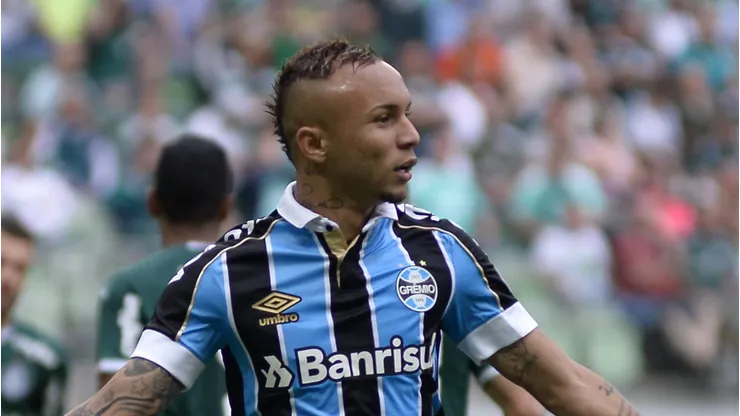 Everton Cebolinha com a camisa gremista
