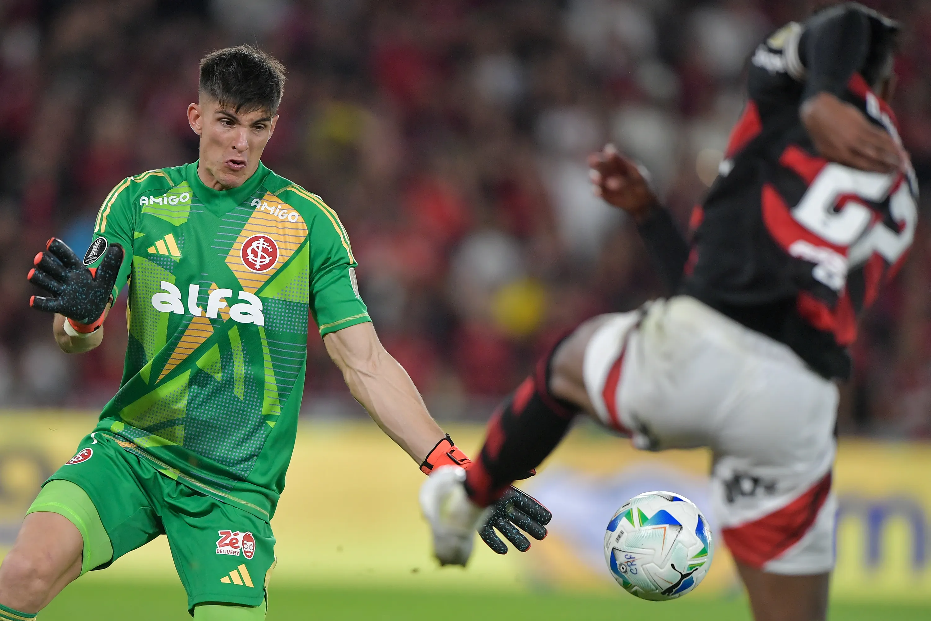 Rochet goleiro do Internacional durante partida contra o Flamengo no estadio Maracana pelo campeonato Copa Libertadores 2025. Foto: Thiago Ribeiro/AGIF