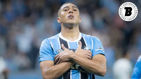 Carlos Vinícius jogador do Grêmio comemora seu gol. Foto: Maxi Franzoi/AGIF