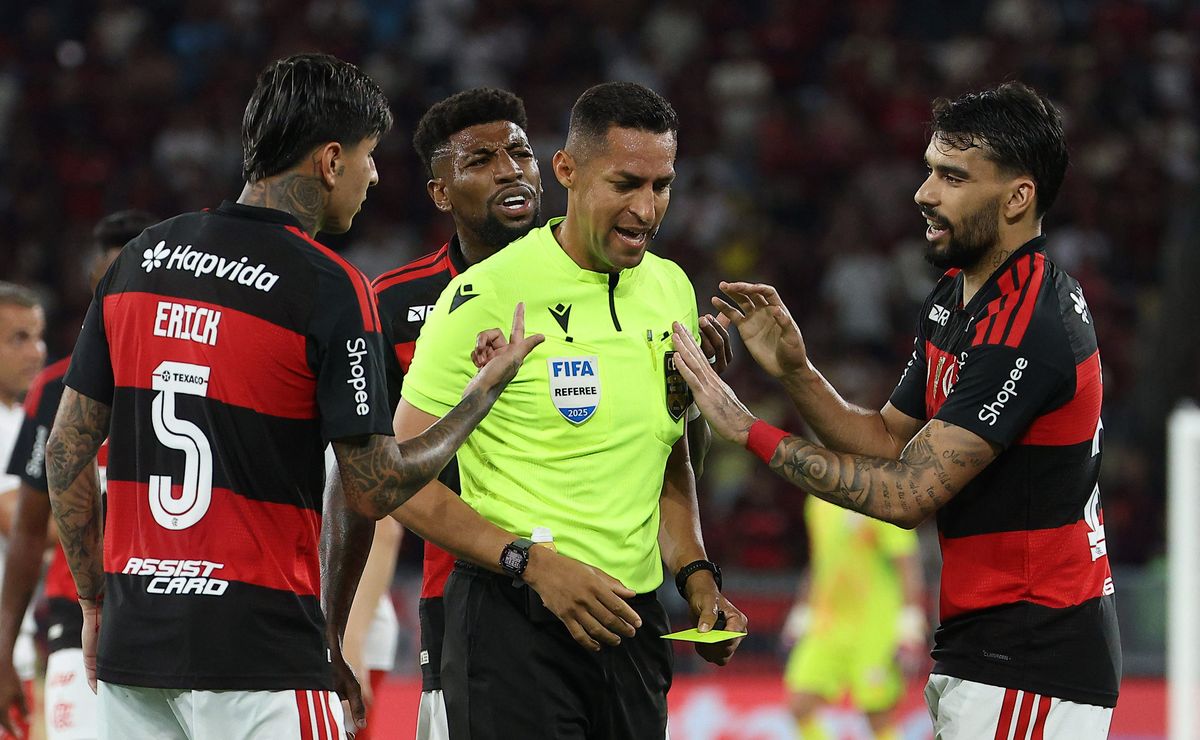 Lucas Paquetá toma cartão amarelo relâmpago em Flamengo x Inter e viraliza na web