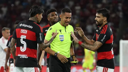 Lucas Paquetá, meia do Flamengo tomando cartão amarelo contra o Inter – Foto: Wagner Meier/Getty Images
