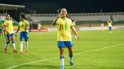 Evelin com a Amarelinha. Foto: Nelson Terme/CBF