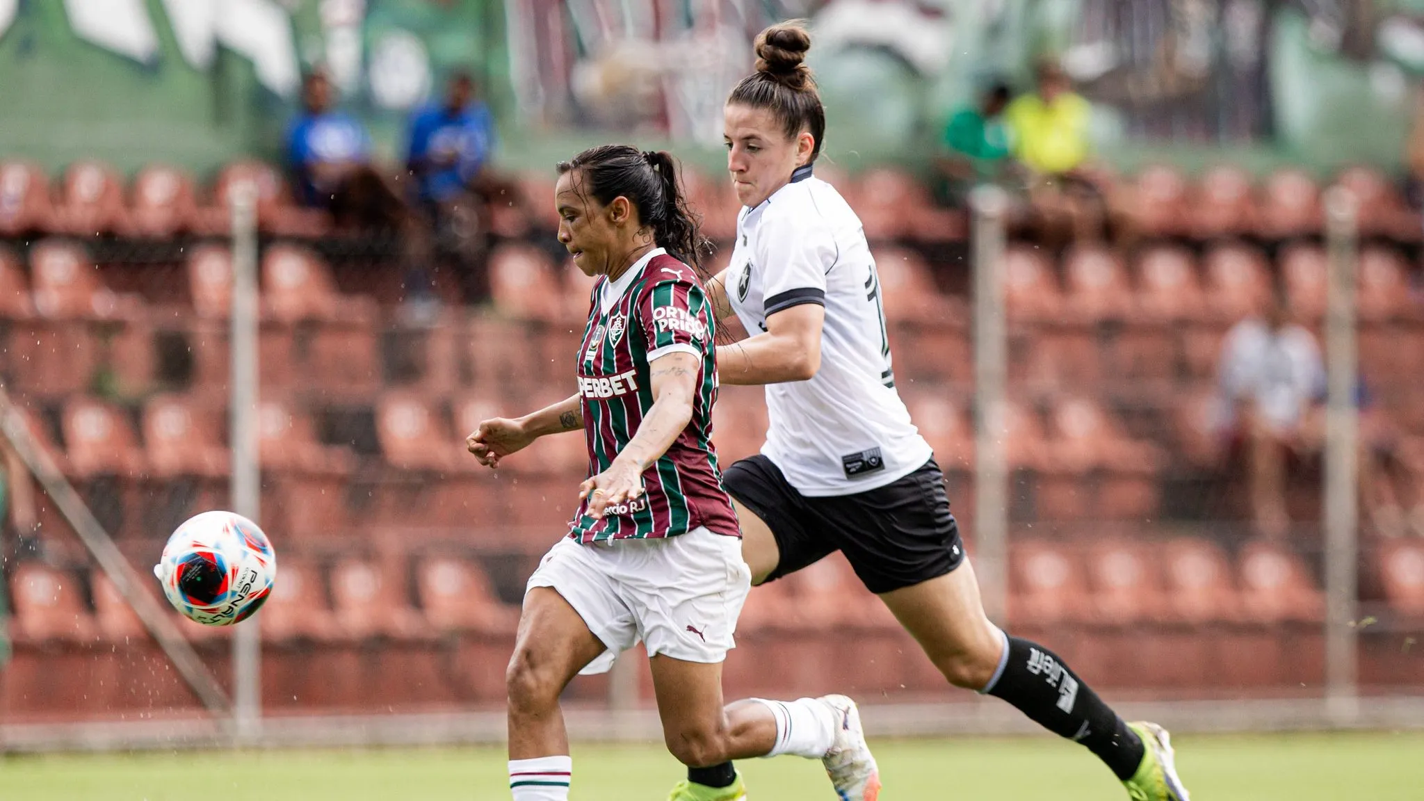 Jogadoras do Fluminense e Botafogo em campo pela Copa Rio Feminina